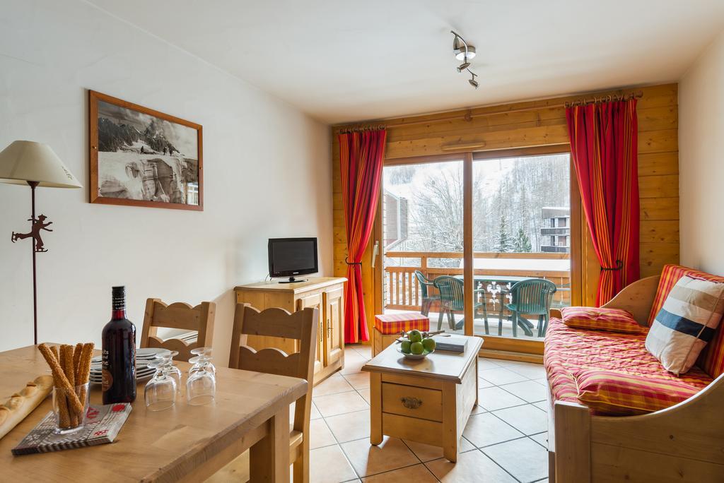 Travelski Home Premium - Residence Le Hameau Du Rocher Blanc Saint-Chaffrey Exteriör bild